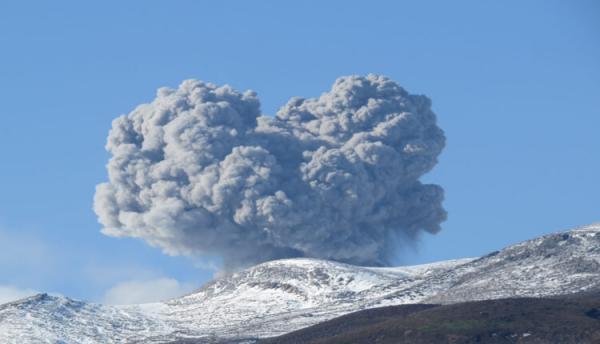 ثوران بركان إيبيكو الروسي.. والرماد يرتفع 3 كيلومترات