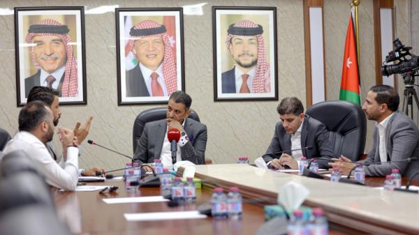 لجنة الاقتصاد النيابية تبحث قضية فرض رسوم المواقف على موظفي مجمع الأعمال
